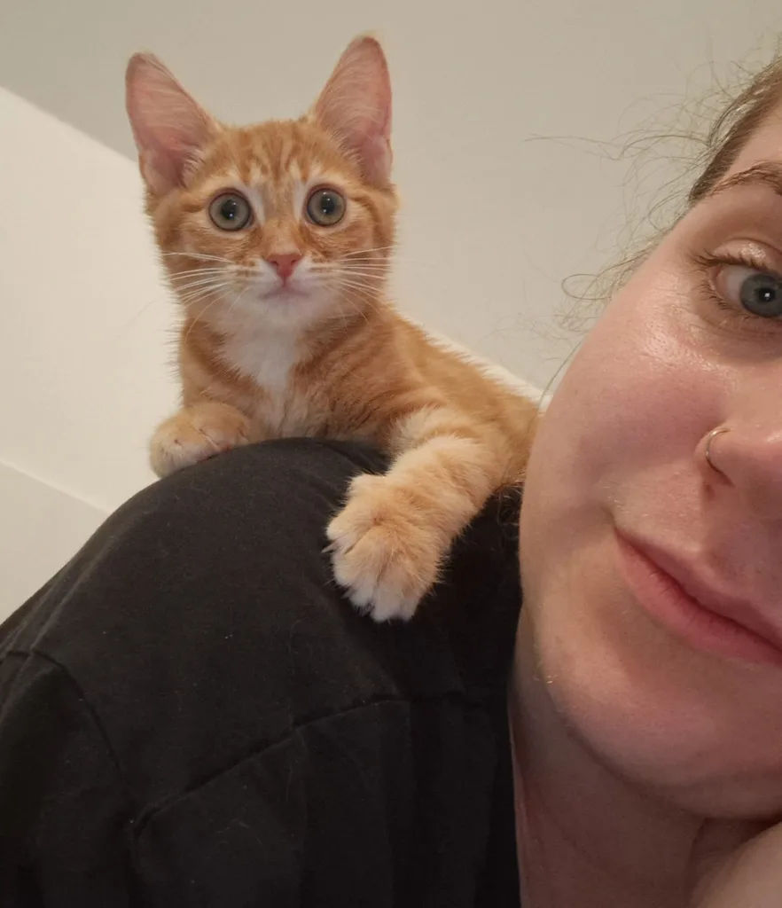 Malin mit Kitten auf Schulter